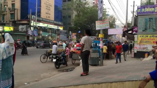 Oidentifierade Personer Och Gatutrafik Vid Ring Road Adabor Distriktet Dhaka — Stockvideo