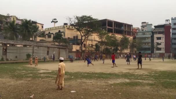 Niezidentyfikowane Dzieci Młodzież Placu Zabaw Dzielnicy Shyamoli Dhace Stolicy Bangladeszu — Wideo stockowe