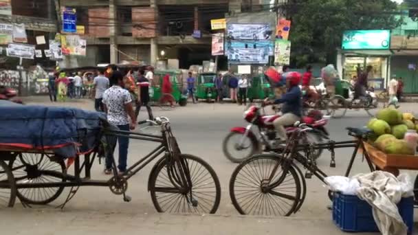 Oidentifierade Personer Och Gatutrafik Vid Ring Road Adabor Distriktet Dhaka — Stockvideo