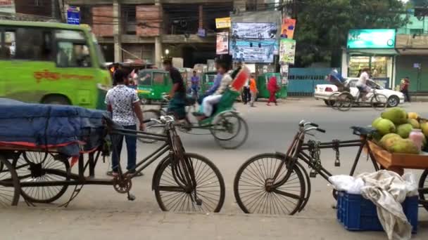 Unbekannte Und Straßenverkehr Auf Der Ringstraße Bezirk Adabor Von Dhaka — Stockvideo