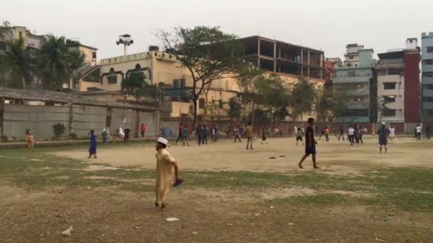 Niezidentyfikowane Dzieci Młodzież Placu Zabaw Dzielnicy Shyamoli Dhace Stolicy Bangladeszu — Wideo stockowe
