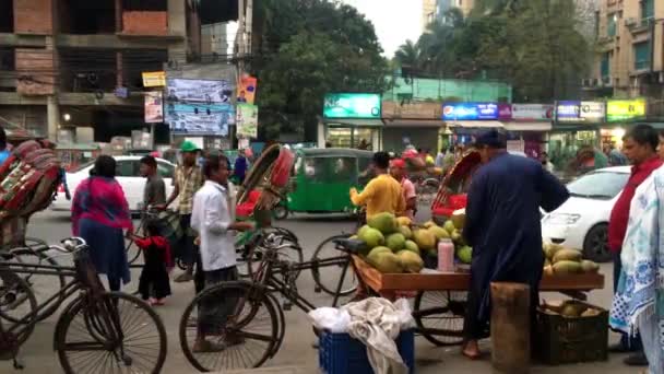 Pessoas Não Identificadas Tráfego Rua Ring Road Distrito Adabor Daca — Vídeo de Stock