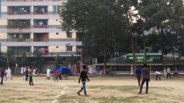 バングラデシュの首都ダッカのシャモリ地区にあるRaの遊び場にいる未確認の子供たちと若者たち — ストック動画