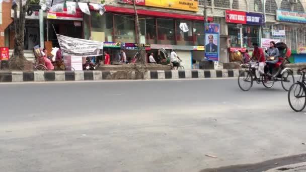 Oidentifierade Personer Och Gatutrafik Vid Ring Road Adabor Distriktet Dhaka — Stockvideo