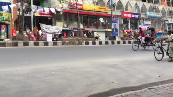 2019年2月頃 バングラデシュの首都ダッカの環状道路における未確認の人々と道路交通 — ストック動画