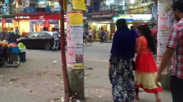 Oidentifierade Personer Och Gatutrafik Vid Ring Road Adabor Distriktet Dhaka — Stockvideo