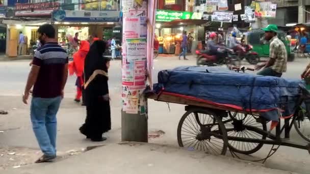 Unbekannte Und Straßenverkehr Auf Der Ringstraße Bezirk Adabor Von Dhaka — Stockvideo