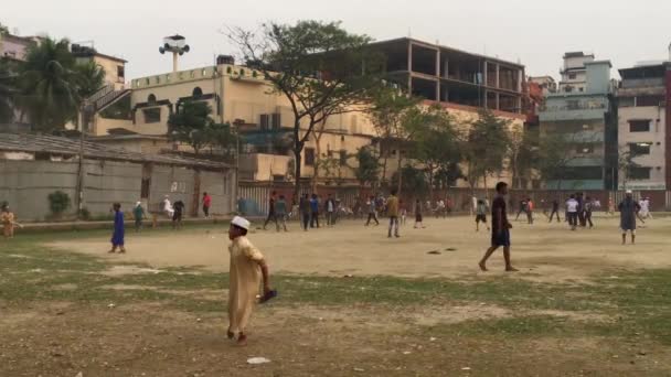 Niezidentyfikowane Dzieci Młodzież Placu Zabaw Dzielnicy Shyamoli Dhace Stolicy Bangladeszu — Wideo stockowe