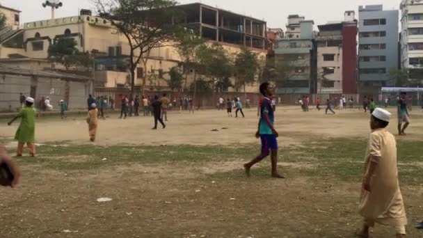 Άγνωστα Παιδιά Και Νέοι Στην Παιδική Χαρά Στην Περιοχή Shyamoli — Αρχείο Βίντεο