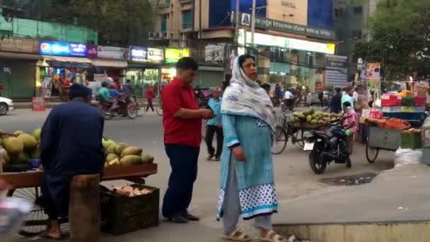 Oidentifierade Personer Och Gatutrafik Vid Ring Road Adabor Distriktet Dhaka — Stockvideo