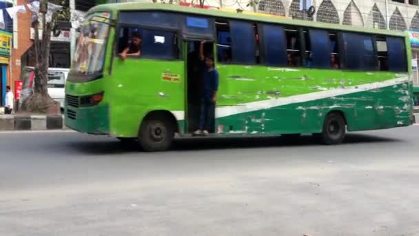คนท ระบ อและการจราจรบนท องถนนท ถนนวงแหวนในเขต Adabor ของ Dhaka องหลวงของบ งกลาเทศประมาณเด — วีดีโอสต็อก