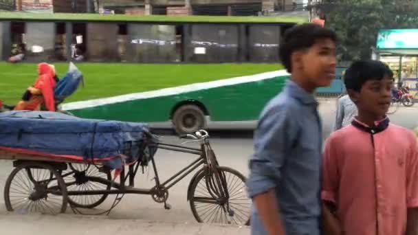 2019年2月前后 孟加拉国首都达卡Adabor区环形路的身份不明人员和街道交通情况 — 图库视频影像