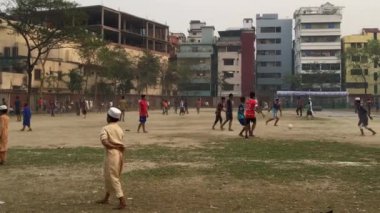 Bangladeş 'in başkenti Dhaka' nın Shyamoli bölgesindeki RA çocuk parkında kimliği belirsiz çocuklar ve gençler.
