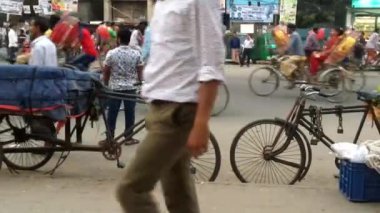 Bangladeş 'in başkenti Dhaka' nın Adabor ilçesindeki Halka Yolu 'nda kimliği belirsiz kişiler ve sokak trafiği Şubat 2019 dolaylarında gerçekleşti.