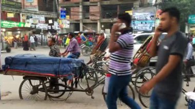 Bangladeş 'in başkenti Dhaka' nın Adabor ilçesindeki Halka Yolu 'nda kimliği belirsiz kişiler ve sokak trafiği Şubat 2019 dolaylarında gerçekleşti.