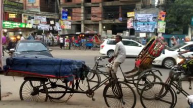 Bangladeş 'in başkenti Dhaka' nın Adabor ilçesindeki Halka Yolu 'nda kimliği belirsiz kişiler ve sokak trafiği Şubat 2019 dolaylarında gerçekleşti.