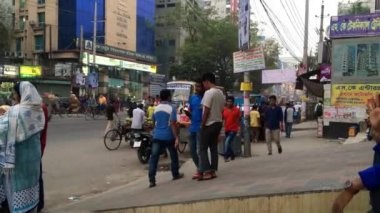 Bangladeş 'in başkenti Dhaka' nın Adabor ilçesindeki Halka Yolu 'nda kimliği belirsiz kişiler ve sokak trafiği Şubat 2019 dolaylarında gerçekleşti.