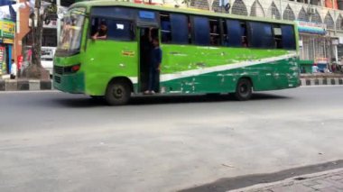 Bangladeş 'in başkenti Dhaka' nın Adabor ilçesindeki Halka Yolu 'nda kimliği belirsiz kişiler ve sokak trafiği Şubat 2019 dolaylarında gerçekleşti.