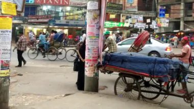 Bangladeş 'in başkenti Dhaka' nın Adabor ilçesindeki Halka Yolu 'nda kimliği belirsiz kişiler ve sokak trafiği Şubat 2019 dolaylarında gerçekleşti.