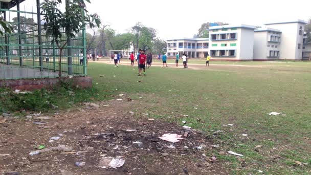 Niet Geïdentificeerde Studenten Voetballen Aan Het Dhaka Residential Model College — Stockvideo