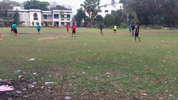 Oidentifierade Studenter Som Spelar Fotboll Vid Dhaka Residential Model College — Stockvideo