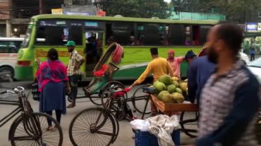 Bangladeş 'in başkenti Dhaka' nın Adabor ilçesindeki Halka Yolu 'nda kimliği belirsiz kişiler ve sokak trafiği Şubat 2019 dolaylarında gerçekleşti.