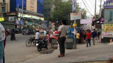 Bangladeş 'in başkenti Dhaka' nın Adabor ilçesindeki Halka Yolu 'nda kimliği belirsiz kişiler ve sokak trafiği Şubat 2019 dolaylarında gerçekleşti.