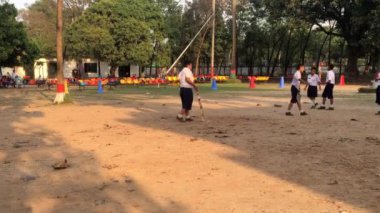 Bangladeş 'in başkenti Muhammed Dhaka' daki Dhaka Konut Model Koleji 'nde genç öğrencilerin faaliyetleri yaklaşık olarak Şubat 2019' da başladı..