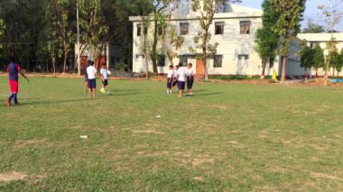 Bangladeş 'in başkenti Dhaka' daki Dhaka Residential Model College 'da futbol oynayan kimliği belirsiz öğrenciler, takriben Şubat 2019