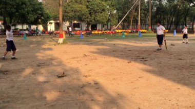 Bangladeş 'in başkenti Muhammed Dhaka' daki Dhaka Konut Model Koleji 'nde genç öğrencilerin faaliyetleri yaklaşık olarak Şubat 2019' da başladı..