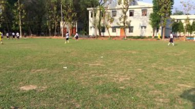 Bangladeş 'in başkenti Dhaka' daki Dhaka Residential Model College 'da futbol oynayan kimliği belirsiz öğrenciler, takriben Şubat 2019