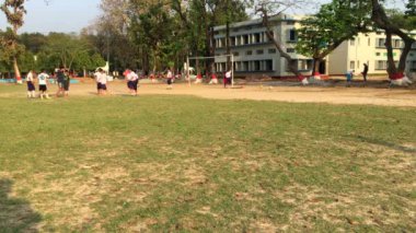 Bangladeş 'in başkenti Muhammed Dhaka' daki Dhaka Konut Model Koleji 'nde genç öğrencilerin faaliyetleri yaklaşık olarak Şubat 2019' da başladı..