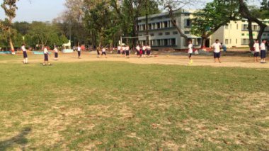 Bangladeş 'in başkenti Muhammed Dhaka' daki Dhaka Konut Model Koleji 'nde genç öğrencilerin faaliyetleri yaklaşık olarak Şubat 2019' da başladı..