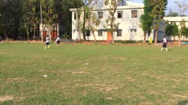 Bangladeş 'in başkenti Muhammed Dhaka' daki Dhaka Konut Model Koleji 'nde genç öğrencilerin faaliyetleri yaklaşık olarak Şubat 2019' da başladı..