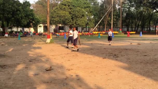 Fiatal Diákok Szabadtéri Tevékenységei Dhaka Lakómodell Főiskolán Mohammadpurban Dhakában Banglades — Stock videók