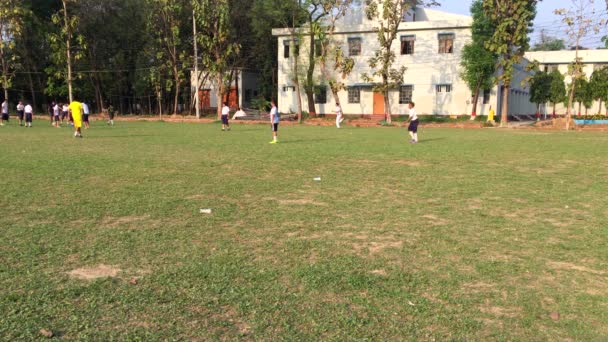 Studenti Non Identificati Che Giocano Calcio Dhaka Residential Model College — Video Stock