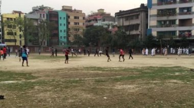 Bangladeş 'in başkenti Dhaka' nın Shyamoli bölgesindeki RA çocuk parkında kimliği belirsiz çocuklar ve gençler.