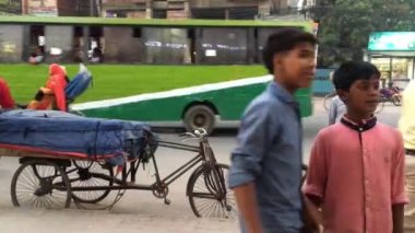 Bangladeş 'in başkenti Dhaka' nın Adabor ilçesindeki Halka Yolu 'nda kimliği belirsiz kişiler ve sokak trafiği Şubat 2019 dolaylarında gerçekleşti.