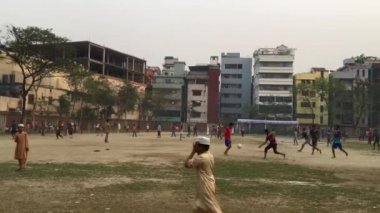 Bangladeş 'in başkenti Dhaka' nın Shyamoli bölgesindeki RA çocuk parkında kimliği belirsiz çocuklar ve gençler.