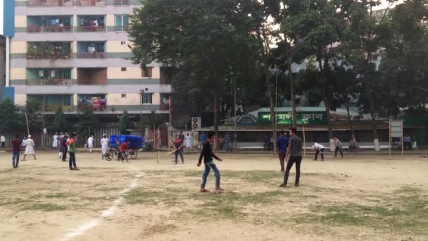 Niezidentyfikowane Dzieci Młodzież Placu Zabaw Dzielnicy Shyamoli Dhace Stolicy Bangladeszu — Wideo stockowe