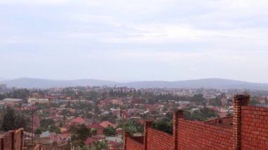 Ruanda 'nın başkenti Kigali' nin Doğu Afrika 'daki Nyanza Dağı' ndan görünüşü, yaklaşık Mart 2019.