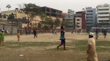 Bangladeş 'in başkenti Dhaka' nın Shyamoli bölgesindeki Ra çocuk parkında kimliği belirsiz çocuklar ve gençler, yaklaşık Şubat 2019