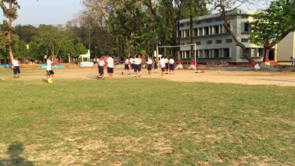 Неизвестные Студенты Играют Футбол Колледже Dhaka Residential Model College Мохаммадпуре — стоковое видео