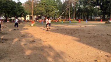 Bangladeş 'in başkenti Muhammed Dhaka' daki Dhaka Residential Model College 'da kriket oynayan kimliği belirsiz öğrenciler, takriben Şubat 2019. Bangladeş 'teki en büyük devlet okuludur..