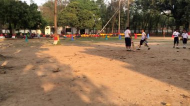 Bangladeş 'in başkenti Muhammed Dhaka' daki Dhaka Residential Model College 'da kriket oynayan kimliği belirsiz öğrenciler, takriben Şubat 2019. Bangladeş 'teki en büyük devlet okuludur..