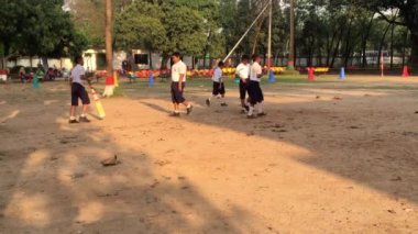 Bangladeş 'in başkenti Muhammed Dhaka' daki Dhaka Residential Model College 'da kriket oynayan kimliği belirsiz öğrenciler, takriben Şubat 2019. Bangladeş 'teki en büyük devlet okuludur..