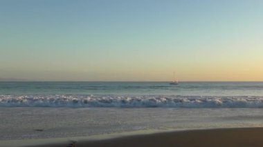 Günbatımında Twin Lakes Beach 'ten denize açılan yatlar, Santa Cruz, Kaliforniya, ABD, 2018