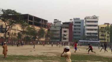 Bangladeş 'in başkenti Dhaka' nın Shyamoli bölgesindeki Ra çocuk parkında kimliği belirsiz çocuklar ve gençler, yaklaşık Şubat 2019