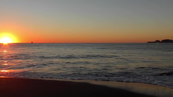 Splendido Tramonto Colorato Sulle Onde Del Mare Spruzzi — Video Stock