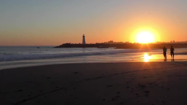 Pessoas Não Identificadas Twin Lakes Beach Porto Santa Cruz Pôr — Vídeo de Stock